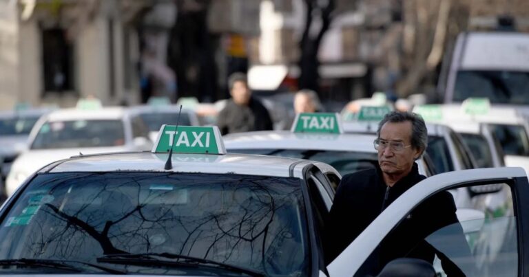 Los viajes en taxi se desploman y en La Plata la recaudación está 43% abajo de 2023