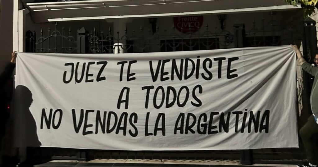 Le pusieron una bandera a Juez en su partido: “te vendiste a todos, no vendas la Argentina”