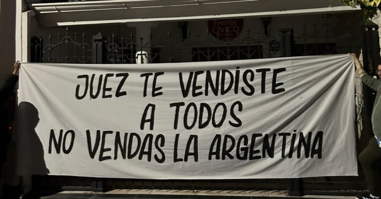 Le pusieron una bandera a Juez en su partido: “te vendiste a todos, no vendas la Argentina”