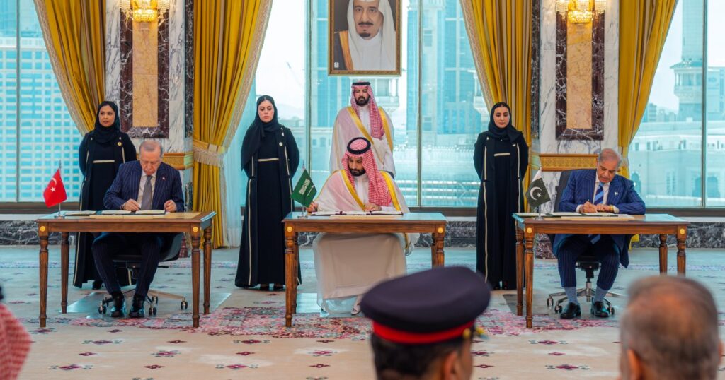 Arabia Saudita, Turquía y Pakistán cierran una alianza militar para reforzar el poder en Medio Oriente