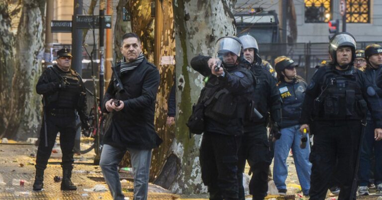 Descubren a un comisario de civil disparando a la gente y el Congreso quiere citar a Monteoliva