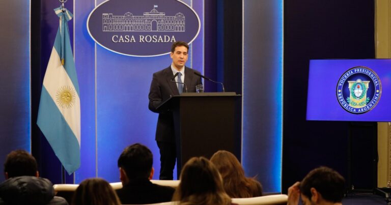 Ravier negó la salida de Sturzenegger: “es uno de los ministros más importantes”