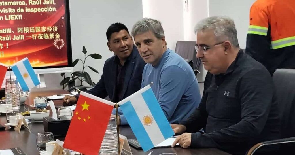 Pese a la presión del embajador Lamelas, Caputo otorgó RIGI a mineras chinas de litio