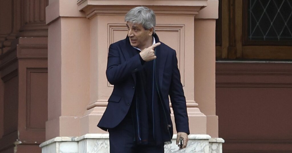 Caputo enfrenta vencimientos por 15 billones con el mercado saturado de bonos largos
