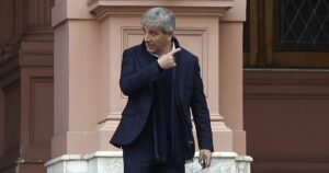 Caputo enfrenta vencimientos por 15 billones con el mercado saturado de bonos largos