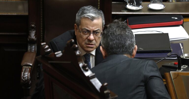 Denuncian que Caputo escondió un artículo en la reforma del Central para endeudarse sin pasar por el Congreso