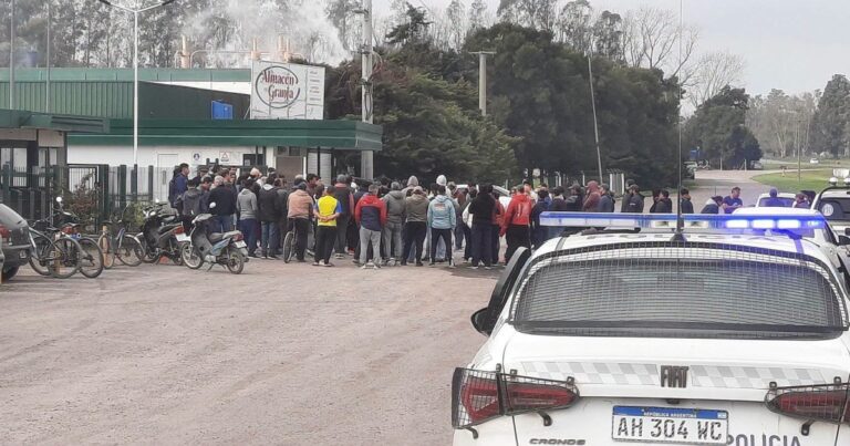 Granja Tres Arroyos cerró sin aviso una de sus plantas y vació hasta las oficinas