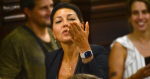 Mayra acusó a Kicillof de dividir al peronismo y de repartir fondos discrecionalmente