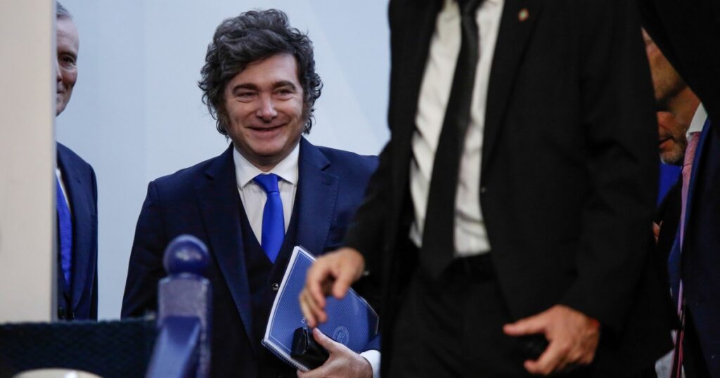 Gesto de reconciliación de Milei: ahora bajó su índice de odio a los periodistas a sólo el 95%