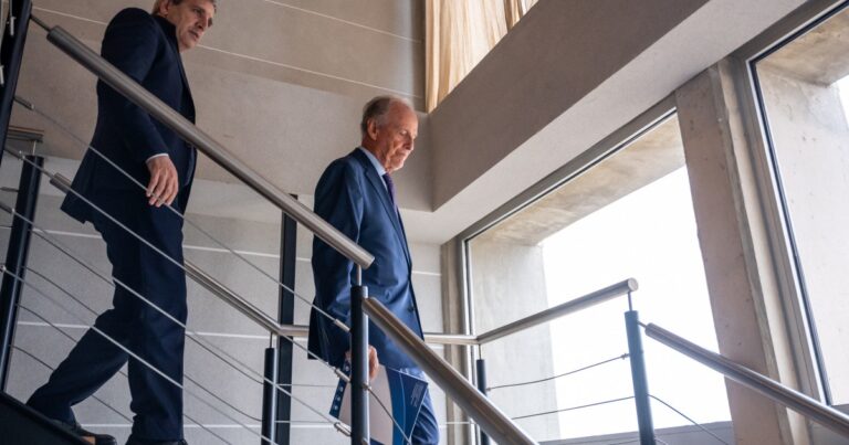 Caputo empieza a liberar pesos para tratar de reactivar la economía