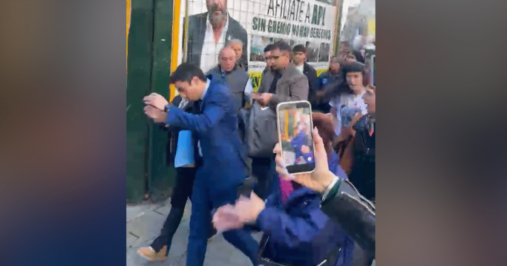 Corren por la calle a los senadores libertarios que designaron en la Biblioteca a un hombre con perimetral