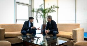 Nardini recibió a Uñac y recorrieron la obra del futuro teatro municipal en Malvinas