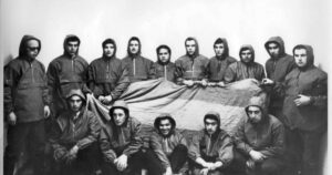 El peronismo le reclama a Milei que devuelva la bandera que Dardo Cabo ondeó en Mavinas