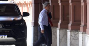 La misión del Fondo le pone la lupa a la acumulación de reservas de Toto Caputo