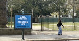 Aparecieron carteles de “Axel presidente, Cristina libre” y agitaron la interna peronista