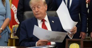 Censura en EEUU: Trump echó a CNN y Político de la Casa Blanca