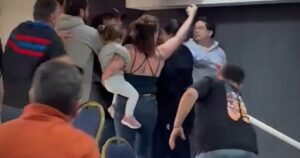 Hirieron a una nena de dos años en medio de una gresca por la ruptura del bloque libertario en Ezeiza