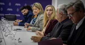 Karina se quedó en Argentina, reunió el gabinete y habló con la prensa por primera vez