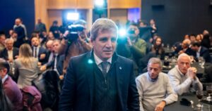  Caputo prepara un canje de deuda para sortear el mega vencimiento de USD 5.348 millones de octubre