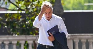 Caputo maquilla el superávit con otro bono a las constructoras y el mercado pronostica recesión