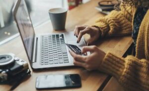 Seis de cada diez compradores online compran productos o comida por internet al menos una vez al mes